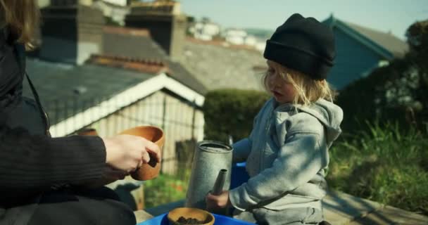 Carino Piccolo Ragazzo Piantare Semi Vaso Con Sua Mamma — Video Stock