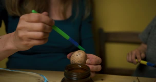 Ibu Dan Anak Membuat Telur Paskah Untuk Liburan — Stok Video