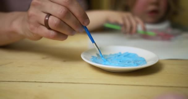 Mãe Pequeno Filho Pintando Ovos Páscoa — Vídeo de Stock