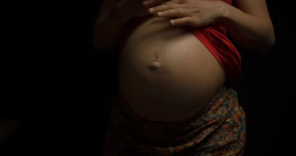 Zwanger Jonge Vrouw Donkere Achtergrond — Stockvideo