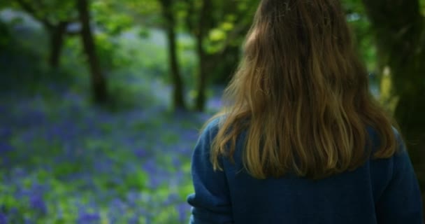 Mujer Joven Caminando Campo Verde Con Flores Púrpura — Vídeos de Stock