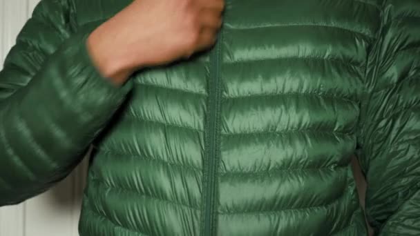緑のジャケットをジッパー男 — ストック動画