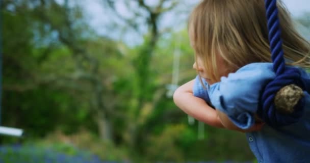 Kleiner Junge Spielt Mit Schaukel Freien — Stockvideo