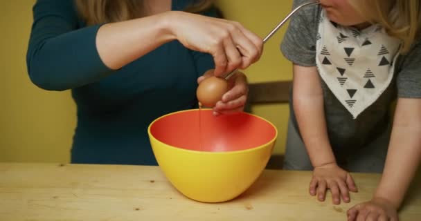 Ibu Memberikan Minum Dari Telur Anak Kecil — Stok Video