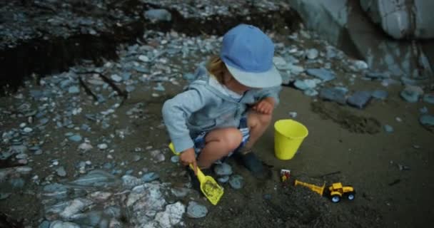 海の海岸で遊んでいる男の子 — ストック動画