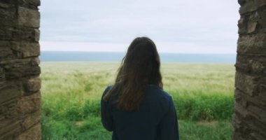 Yeşil alanda yürüyen genç bir kadın