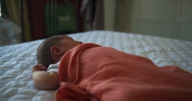 Battaniyeye uzanmış yeni doğmuş bebeğe yaklaş.