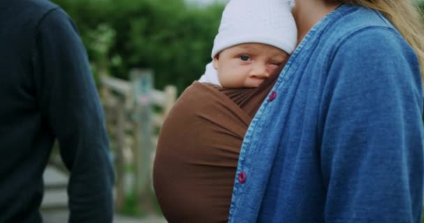 Ailesi Ile Yeni Doğan Bebek Açık Havada — Stok video