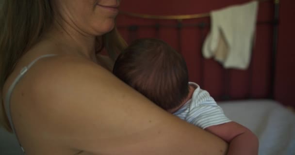 Mère Tenant Son Bébé Garçon Sur Les Mains Intérieur — Video