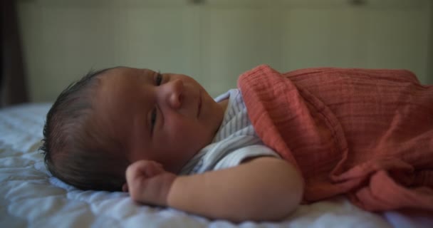 Bayi Yang Baru Lahir Berbaring Tempat Tidur — Stok Video