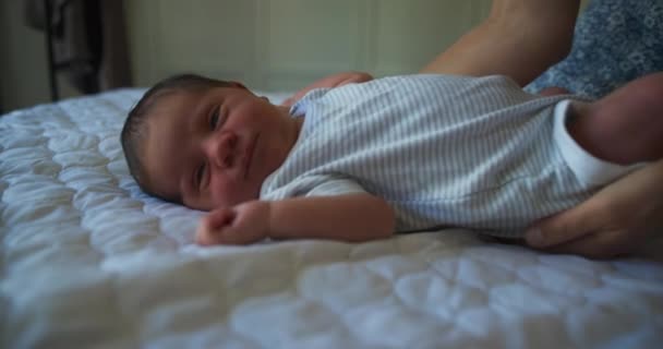 Bebé Recién Nacido Está Acostado Cama — Vídeo de stock