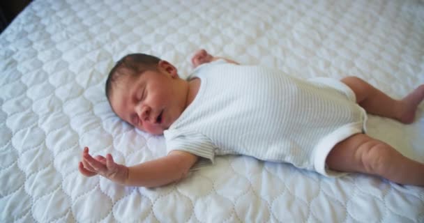 Nahaufnahme Eines Neugeborenen Das Auf Der Decke Liegt — Stockvideo