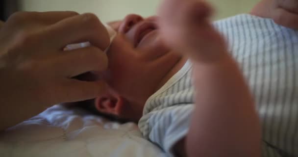 Madre Limpiando Ojos Bebé Niño — Vídeos de Stock