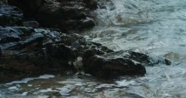 Güzel deniz manzarası ve büyük kayalar.