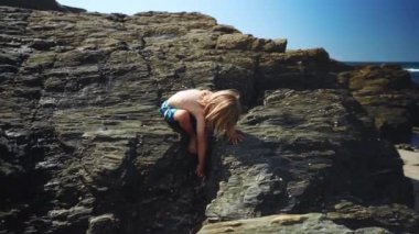 Sahilde küçük bir çocuk.