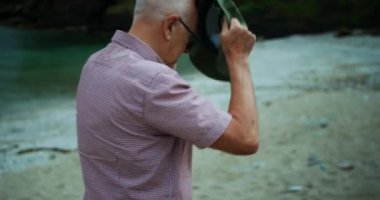 Kıdemli adam deniz sahilinde dinleniyor.