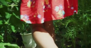 Yeşil bahçede yürüyen kadın