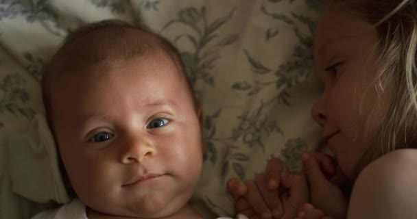 Söt Liten Pojke Med Sin Bror Liggande Sängen — Stockvideo