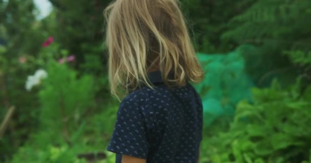 Hermosa Niña Campo Plantas Verdes Bosque Con Flores — Vídeos de Stock