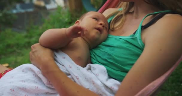 Moeder Haar Baby Ontspannen Hangmat — Stockvideo