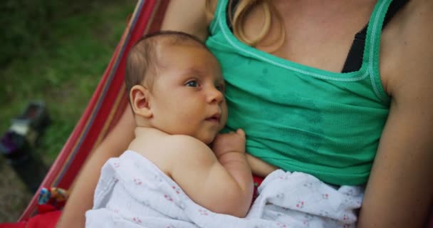 Mère Son Bébé Relaxant Dans Hamac — Video