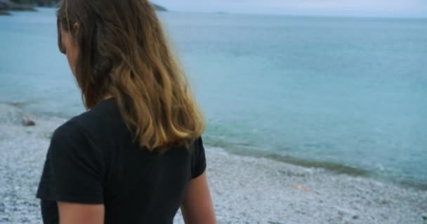 Hermosa Mujer Caminando Cerca Del Mar — Vídeos de Stock