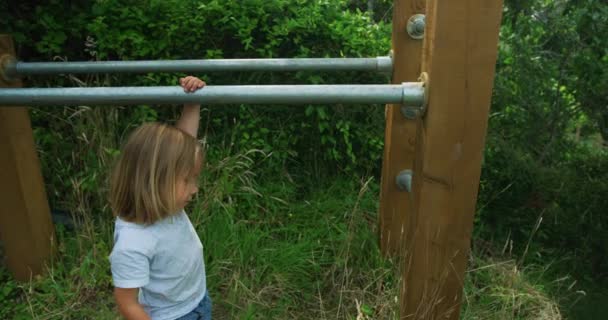 Söt Liten Pojke Som Leker Lekplatsen — Stockvideo