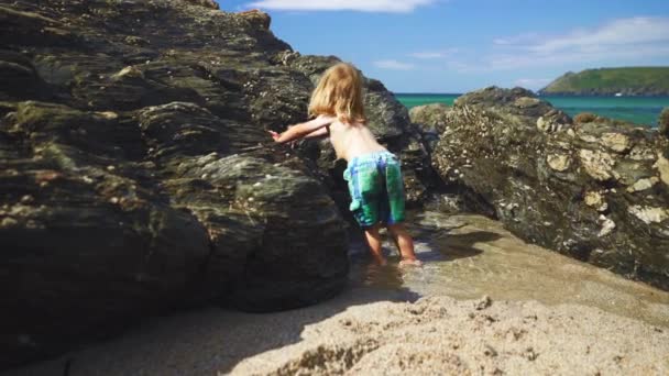 Niño Pequeño Playa Con Enormes Rocas Fondo — Vídeos de Stock