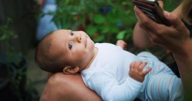 Anne ve oğulları bahçede.