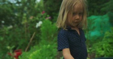 Seradaki küçük şirin çocuk.