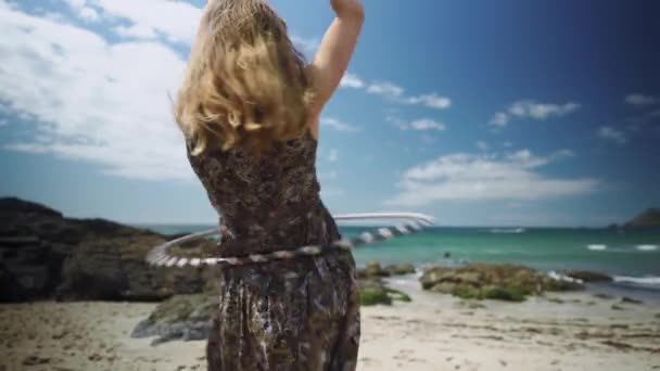 해변에서 훌라후프를 — 비디오