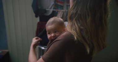 Anne ve yeni doğan bebek evde. 