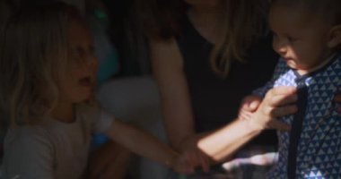 Anne ve yeni doğan bebek evde. 