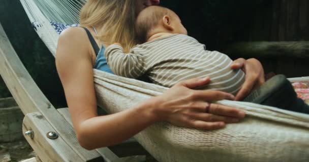 Hamakta Bebeği Olan Genç Bir Kadın — Stok video