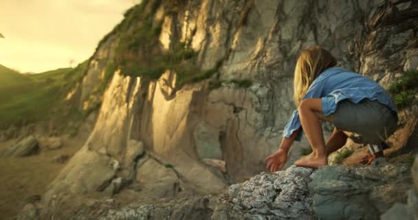 日落时分 岩石山上的小男孩 — 图库视频影像