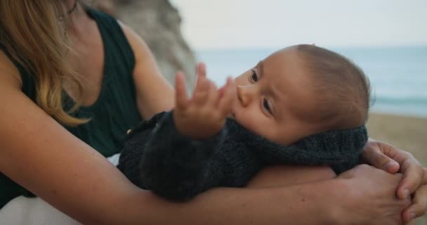 Aranyos Kisfiú Aki Anyával Tölti Idejét Tengerparton — Stock videók