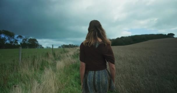 Mujer Caminando Campo Trigo Fondo Cielo Nublado — Vídeos de Stock