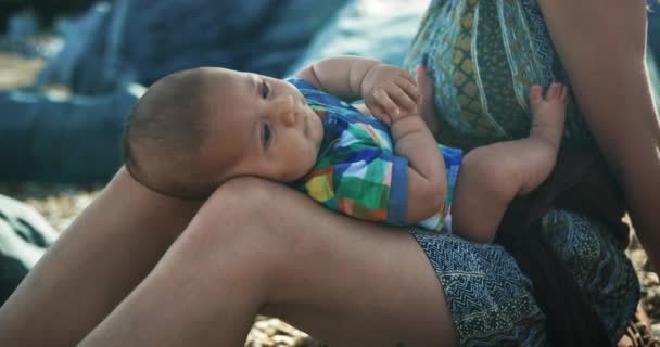 Mignon Petit Garçon Passer Temps Avec Maman Près Mer — Video