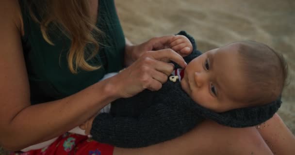 Schattig Jongetje Besteden Tijd Met Mam Buurt Van Zee — Stockvideo