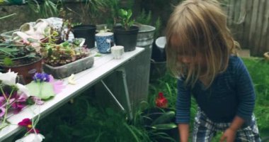 Bahçede oynayan küçük çocuk.