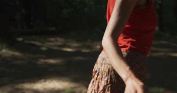 Güneşli Ormanda Dönen Güzel Bir Kadın — Stok video