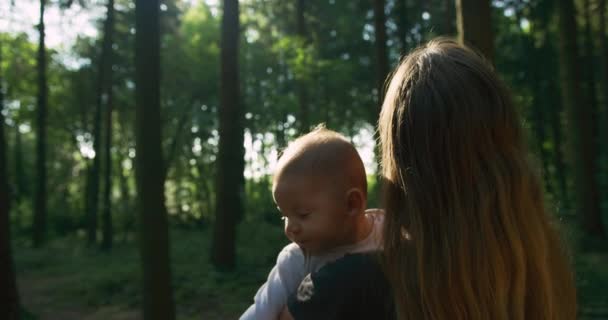 Mãe Brincando Com Seu Filho Floresta Primavera Entre Árvores — Vídeo de Stock