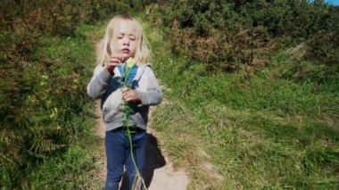 küçük çocuk doğada oynamaya