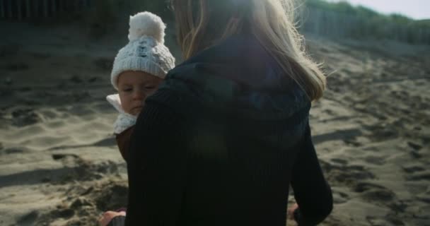 Mor Och Nyfödd Son Havet Stranden — Stockvideo