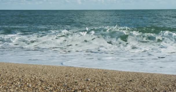 Όμορφη Θέα Στη Θάλασσα Κύματα Και Βουτιές — Αρχείο Βίντεο