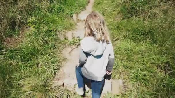 Kleine Jongen Loopt Een Lang Pad Een Zonnig Veld — Stockvideo