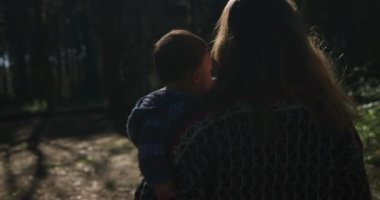 Anne bahar ormanında oğluyla oynuyor. 