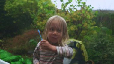 küçük çocuk açık havada sabun köpüğü üfleme