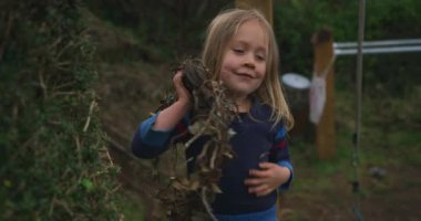 Bahçede oynayan küçük çocuk.