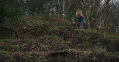 küçük çocuk ormanda oynama